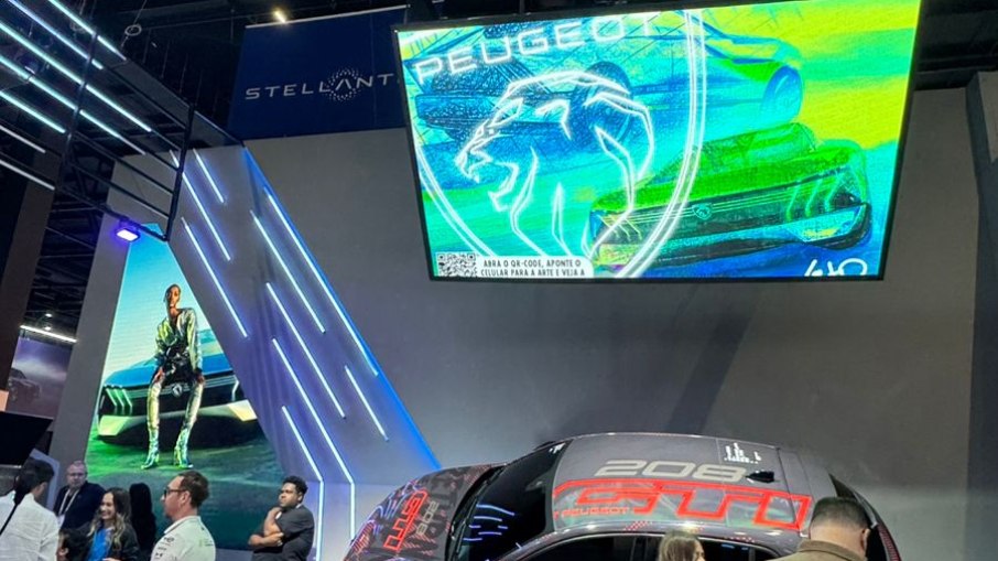 Artista desenha carros da Peugeot durante Salão do Automóvel de São Paulo