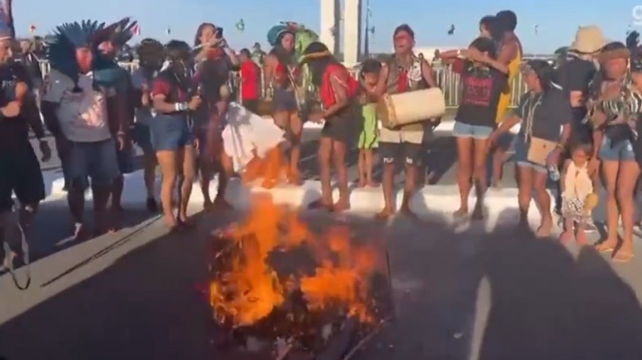 Indígenas queimam caixão após novo adiamento do julgamento de marco temporal