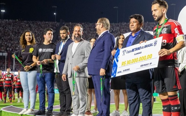 Everton Ribeiro com o cheque do vice-campeão Everton Ribeiro com o cheque do vice-campeão