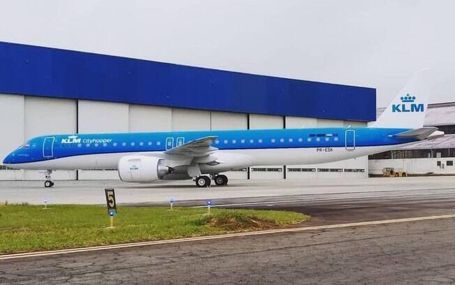 Primeiro Embraer 195-E2 da KLM é visto em São José dos Campos