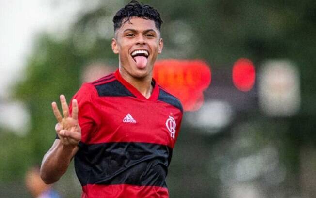 Autor de três gols, Mateusão comemora vitória do Flamengo na Copinha e manda recado para Nação