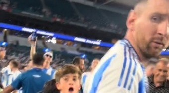 Messi se irrita com fã que invadiu o campo por foto; assista