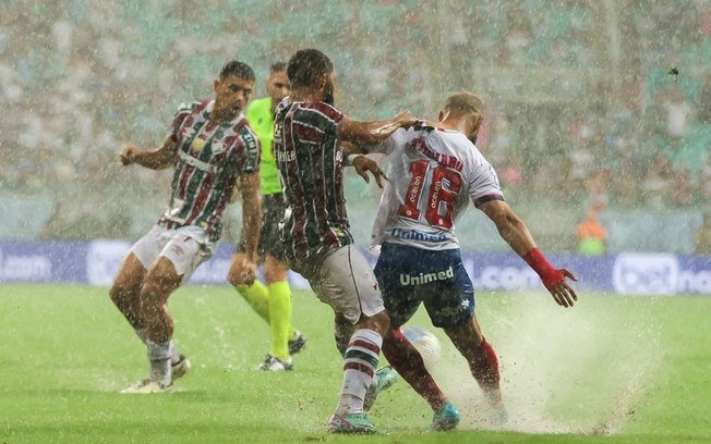 Com direito a paralisação por causa da chuva, Bahia vence Fluminense pelo Brasileiro