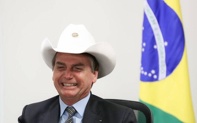 Presidente Jair Bolsonaro extraiu dente nesta sexta-feira (12) e deve ficar sem falar por três dias
