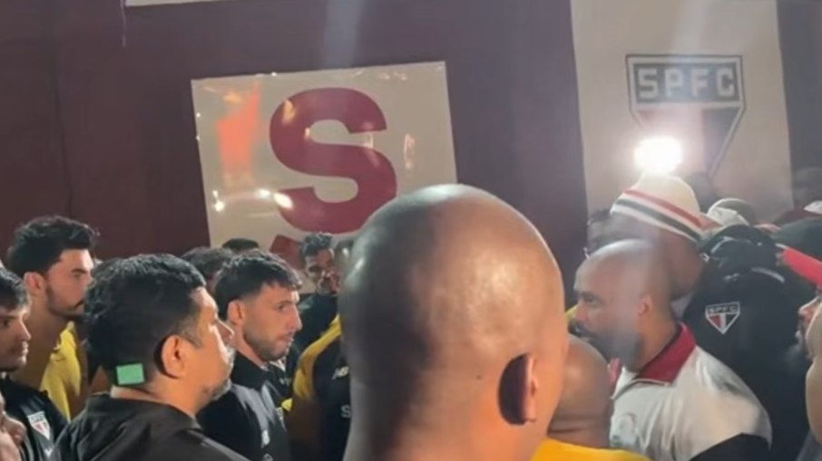 Torcida do São Paulo vai ao CT e confronta elenco após eliminação