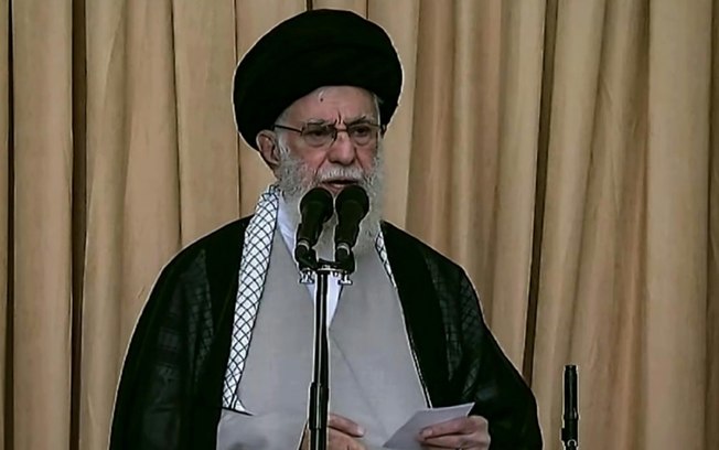 Imagem capturada de vídeo fornecido pela Iran Press em 4 de outubro de 2024 mostra o líder supremo do Irã, aiatolá Ali Khamenei, fazendo um raro sermão de sexta-feira em uma mesquita em Teerã depois que a República Islâmica lançou um ataque com mísseis contra Israel