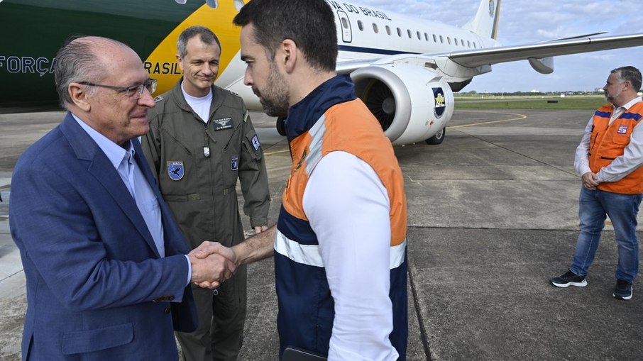 O presidente em exercício cumprimenta o governador Eduardo Leite (PSDB)