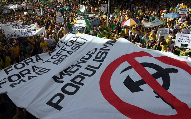 Em Curitiba, cerca de 40 mil pessoas foram às ruas contra governo de Dilma Rousseff (12/04/2015). Foto: Orlando kissner/ Fotos Públicas