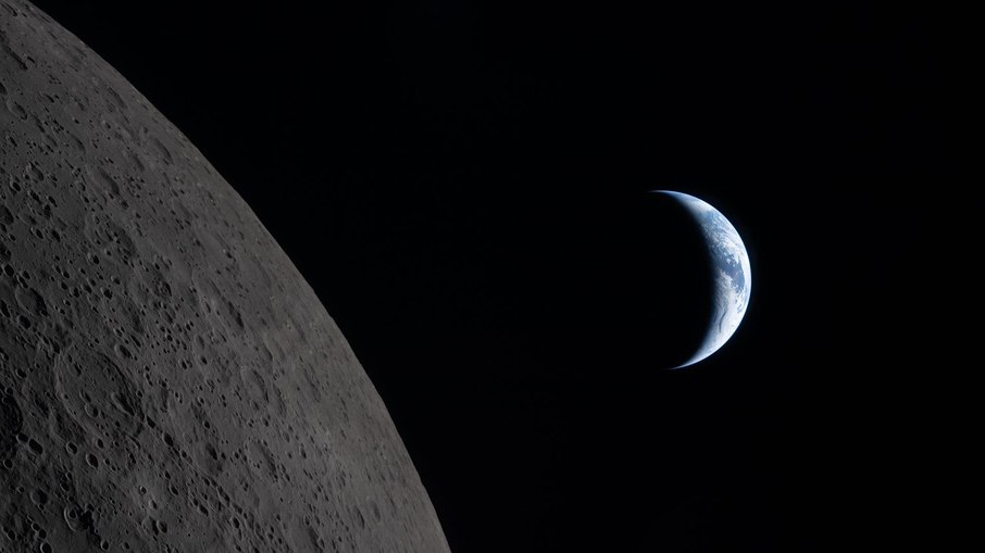 Vista da Lua com a Terra crescente de fundo durante a missão Artemis II