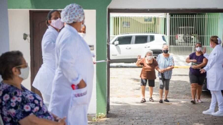 É necessário levar documento com foto e comprovante de residência É necessário levar documento com foto e comprovante de residência