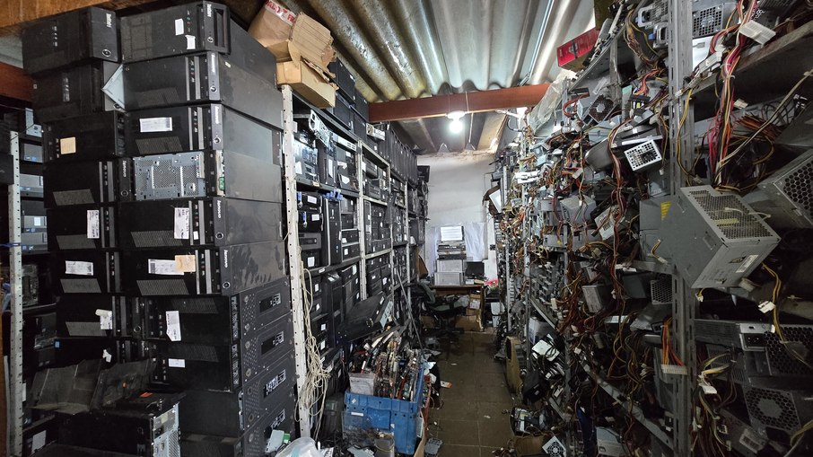 O dono de uma loja de computadores, mantinha parte dos produtos furtados em seu estoque