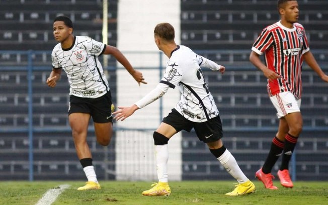 Com gol no fim, Corinthians vira sobre o São Paulo e vence Majestoso ...