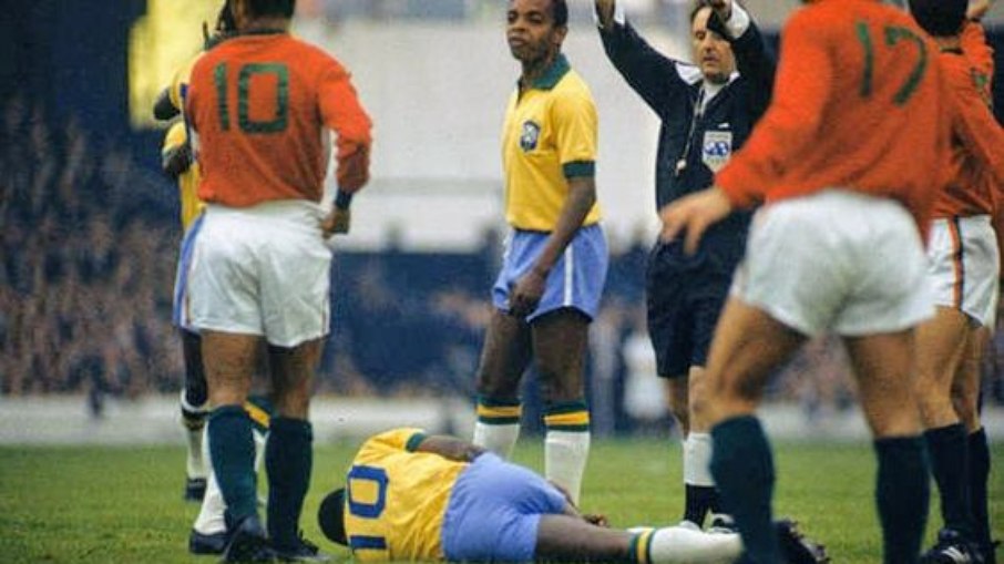 Pelé lesionado na partida contra Portugal, na Copa de 1966