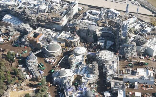 Imagem aérea da atração Star Wars Galaxy's Edge, que está prestes a estrear nos parques da Disney