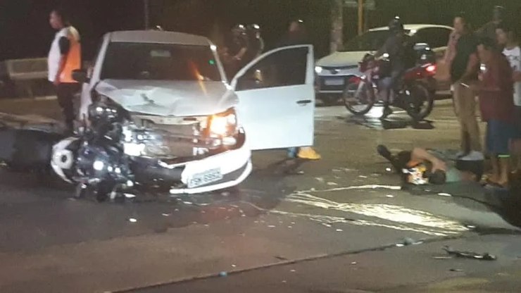 Acidente entre moto e carro deixa duas vítimas em cruzamento de Araçatuba