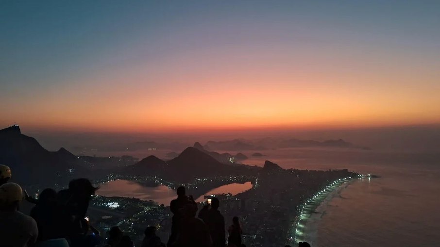 Nascer do Sol do alto do Morro Dois Irmãos, na favela do Vidigal, Zona Sul do Rio de Janeiro