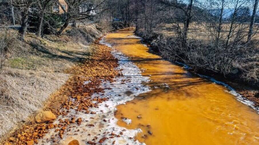 Rio mudou de cor após receber água suja de mina de ferro
