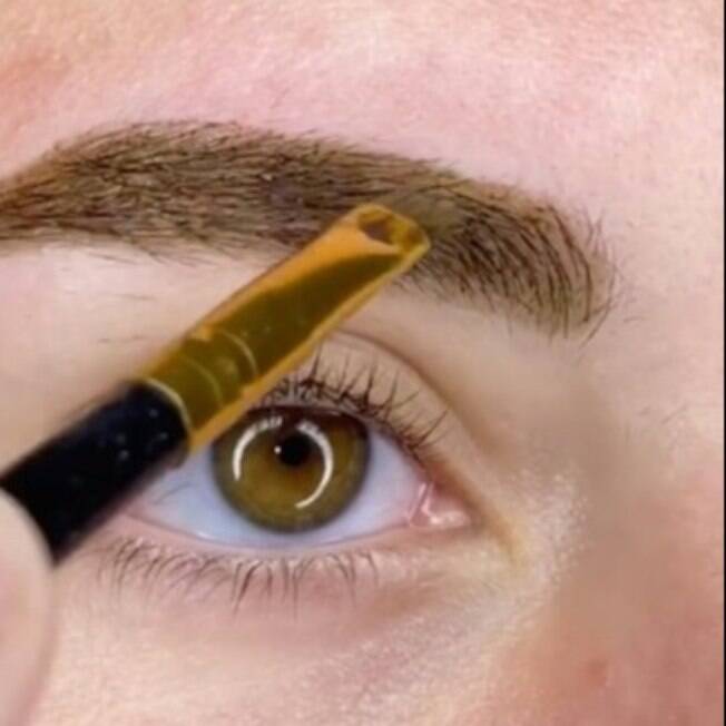 No vídeo, ela ensina a pintar as sobrancelhas sem dificuldade