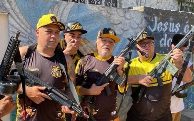 Integrantes de time de futebol amador aparecem segurando armas no Complexo da Maré