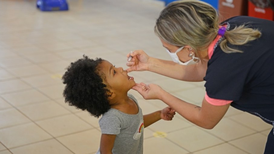 Criança recebe dose de vacina em Campinas.
