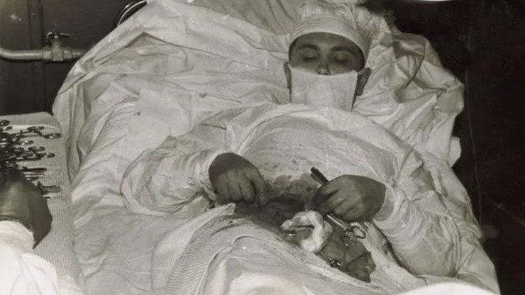 O médico que salvou a própria vida operando a si mesmo O médico que salvou a própria vida operando a si mesmo