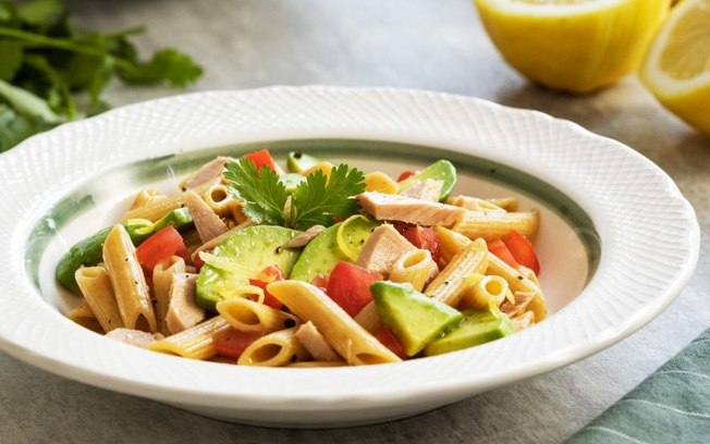 Receita refrescante: salada de penne sem glúten com atum e abacate Receita refrescante: salada de penne sem glúten com atum e abacate