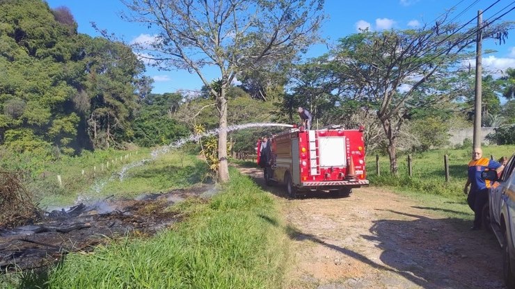 Fogo em vegetação mobiliza Defesa Civil no Altos do Morumbi