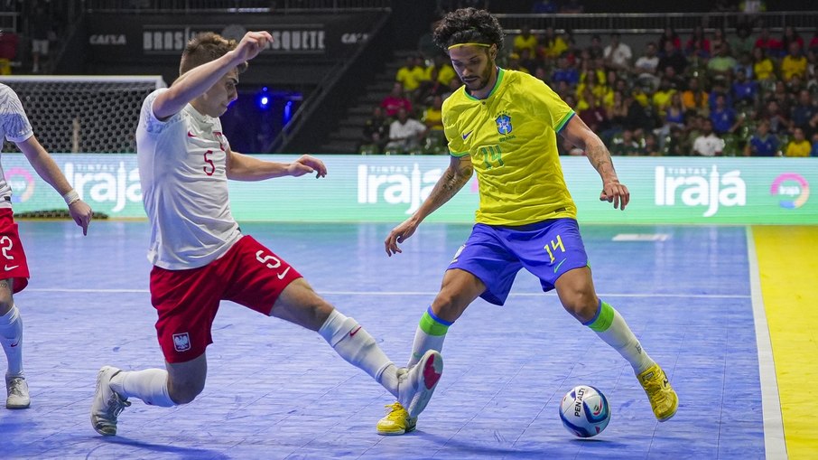 Lucão celebra conquista da Copa das Nações de Futsal com a Seleção Lucão celebra conquista da Copa das Nações de Futsal com a Seleção