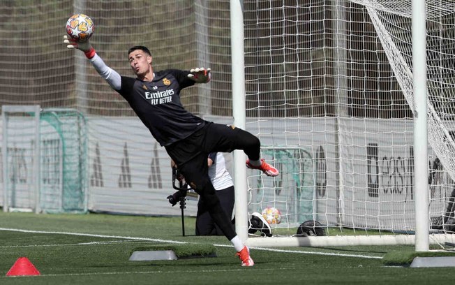 Lunin durante treinamento do Real Madrid - Foto: Thomas Coex/AFP via Getty Images