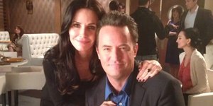 Courteney Cox, de 'Friends', diz que Matthew Perry ainda a 'visita'