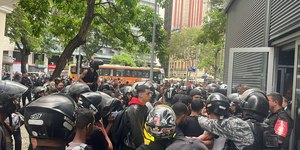 Motoboys paralisam o centro do Rio e cobram segurança após mortes