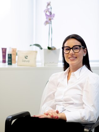 Mulher branca de cabelos castanhos sentada 