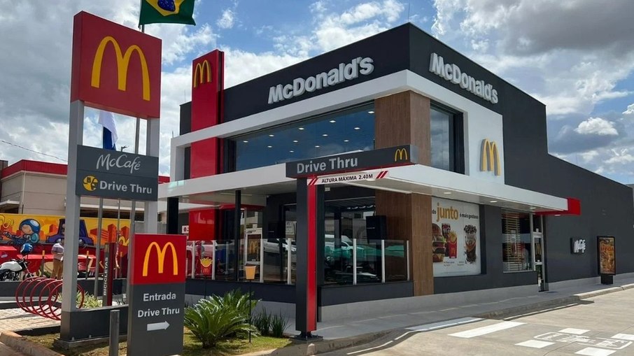 O McDonald's é reconhecido por ser a principal porta de entrada para o primeiro emprego de jovens no Brasil.