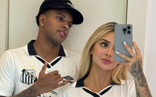 Bruna Rotta e Rodrygo aparecem vestidos de Santos em novo registro