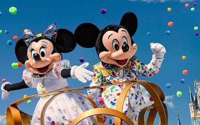 Mickey e Minnie são símbolos da Disney e fantasias dos personagens são usadas em vários lugares