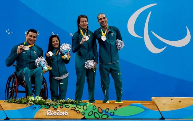 Equipe brasileira garante a prata no revezamento 4x50m