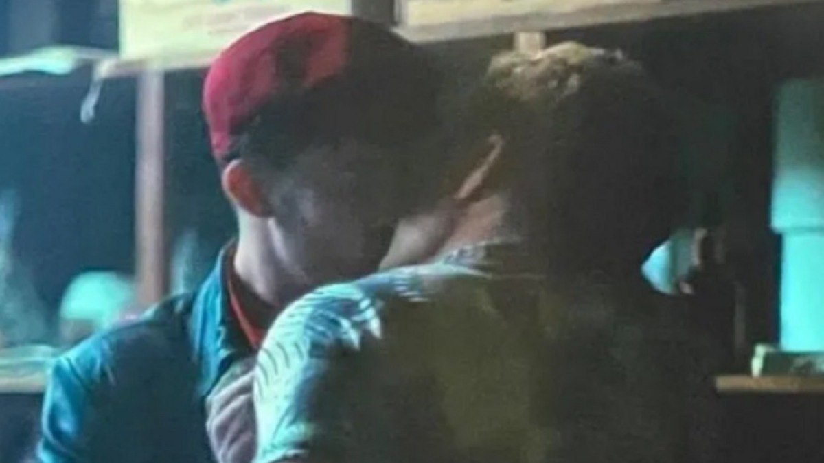 Cena do beijo entre Bad Bunny e Gael Garcia no longa que será exibido pela plataforma de streaming, Prime Video.