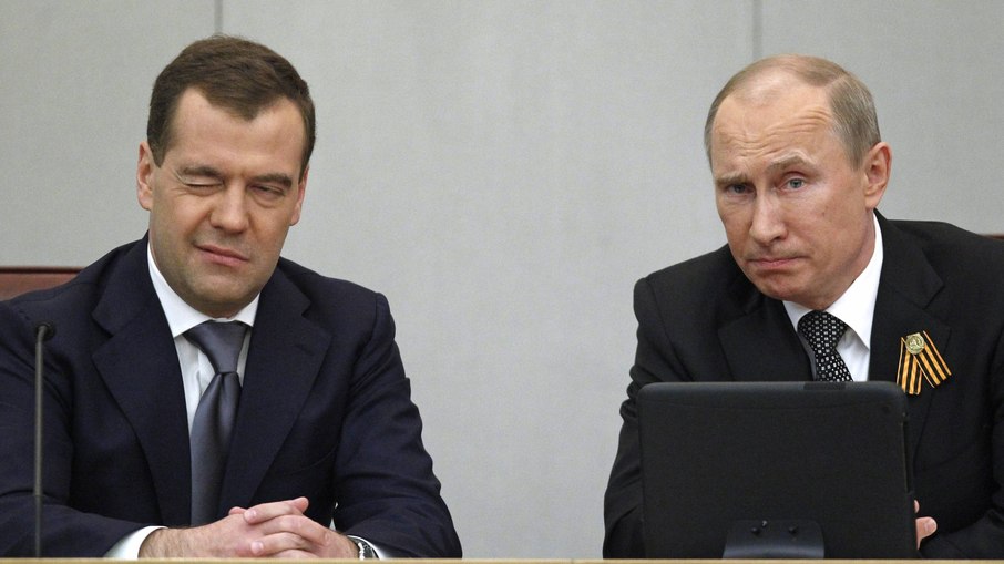 Dmitri Medvedev, e o presidente do país, Vladimir Putin, durante votação no Parlamento