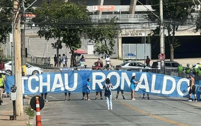 Em frente ao Mineirão, antes de jogo contra o Vitória, manifestantes dão adeus a Ronaldo
