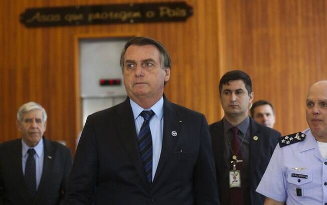 Jair Bolsonaro afirma que conversou com o presidente da Caixa, Pedro Guimarães, que disse que 