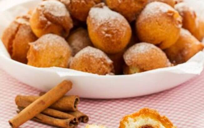 Foto da receita Bolinho de chuva com goiabada pronta.