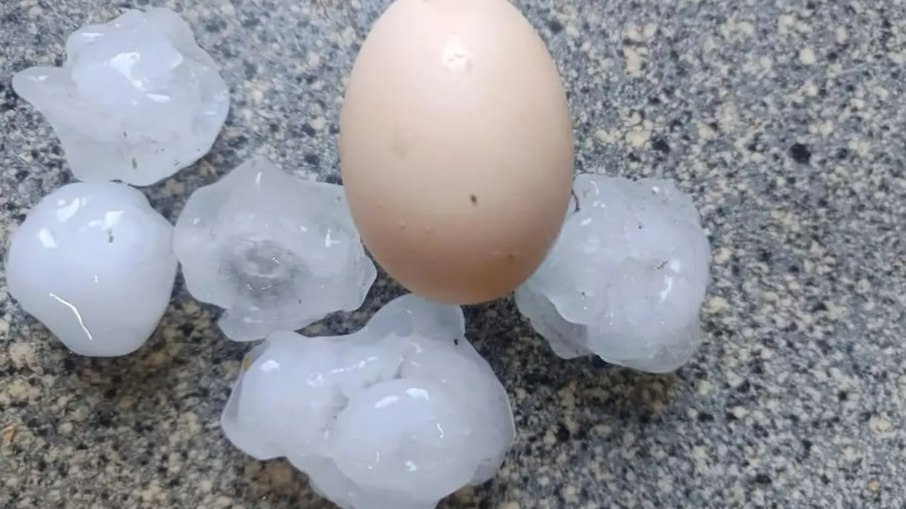 Pedras de granizo que caíram na região na manhã desta sexta (28)