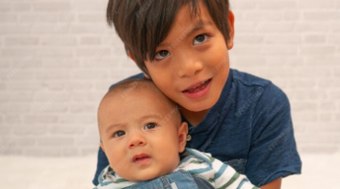 Chegada de um recém-nascido: Como evitar ciúmes entre irmãos?