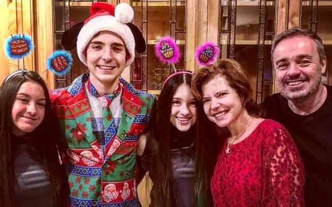 Gugu Liberato com a esposa e os filhos