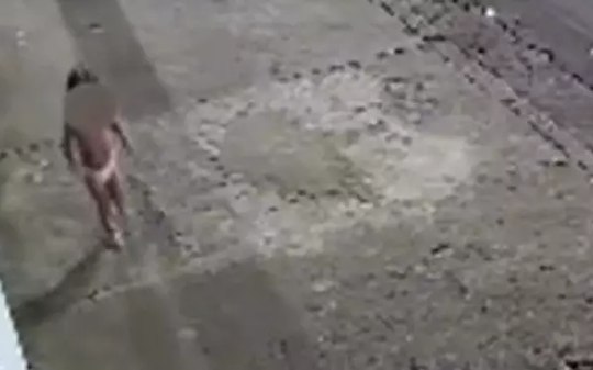 Menina de 3 anos é resgatada sozinha na rua, de madrugada