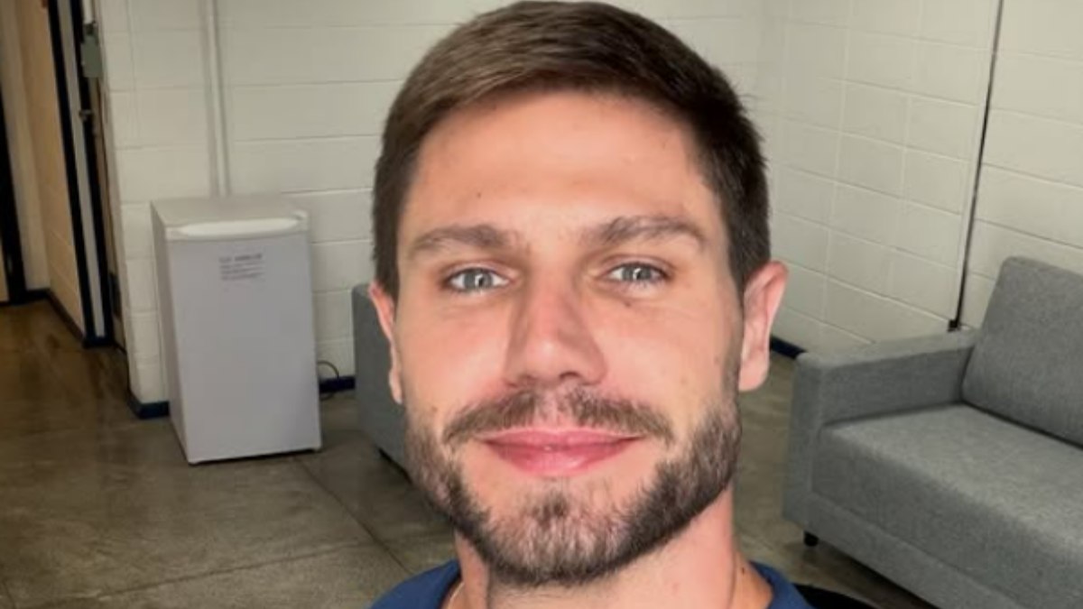 Ex-BBB Jonas Sulzbach se envolve em leve acidente de carro em SP