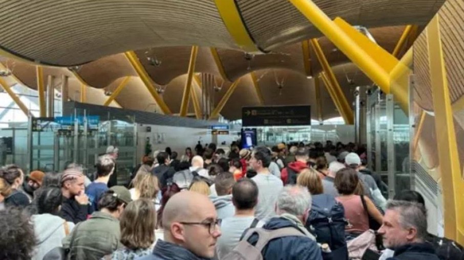 Caos no Aeroporto da Espanha: falha técnica e falta de agentes causam colapso Caos no Aeroporto da Espanha: falha técnica e falta de agentes causam colapso