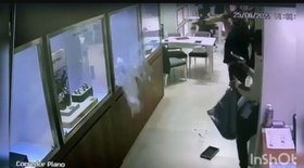 Bandidos atiraram em vitrine de joalheria em shopping