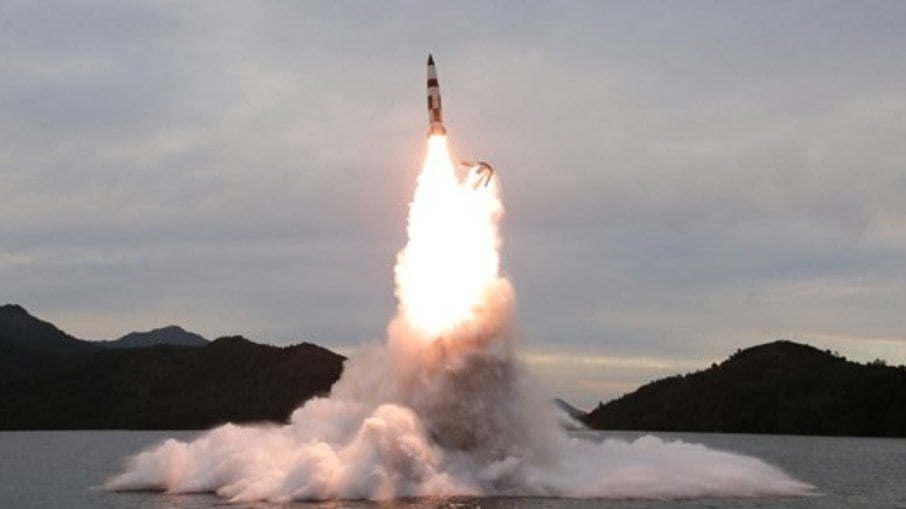 Coreia do Norte lança míssil balístico na sua costa
