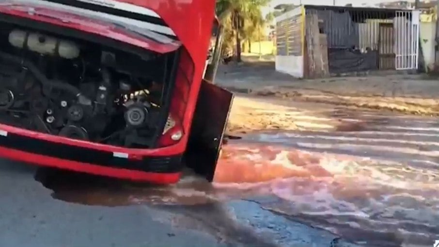 Ônibus caiu em buraco após o rompimento da galeria de águas